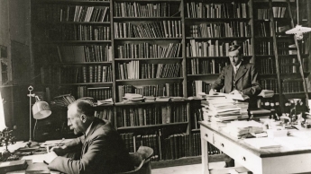 René Maire dans son laboratoire à Alger avec L. Humbert.  Crédit photo : Cliché collection personnelle.