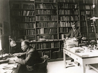 René Maire dans son laboratoire à Alger avec L. Humbert. Crédit photo : Cliché collection personnelle.
