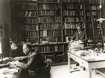 René Maire dans son laboratoire à Alger avec L. Humbert.  Crédit photo : Cliché collection personnelle.